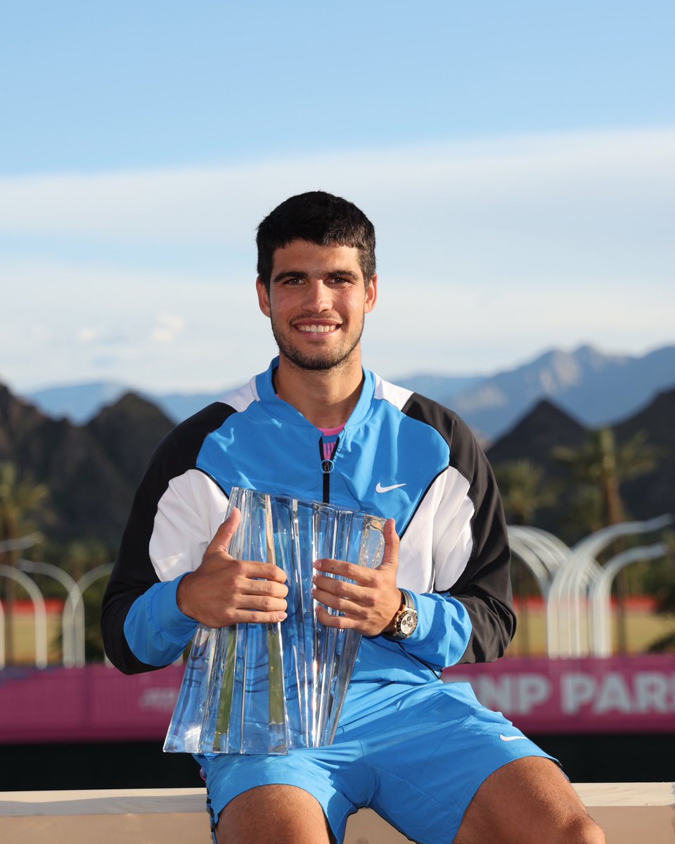 carlosalcaraz's tweet photo. Buenos días! 👋🏻🌴🏆😍 @BNPPARIBASOPEN 

📸 Getty https://t.co/nyLnWmjXIA