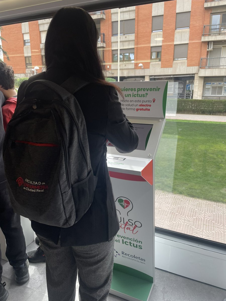 Hoy y mañana la ruta enfermera estará en Ciudad Real dando a conocer a la población nuestro trabajo. La facultad <a href="/CR_Enfermeria/">Enfermería CR UCLM</a> participa impartiendo y cediendo su material en alguno de los talleres. Pásate! Yo estuve en la inauguración probando todo 😊