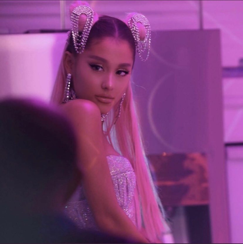 AGrandeSP's tweet image. Ariana Grande se convierte en la primera artista femenina en tener dos álbumes con más de una canción que ha logrado debutar en el número 1 del Billboard Hot 100.