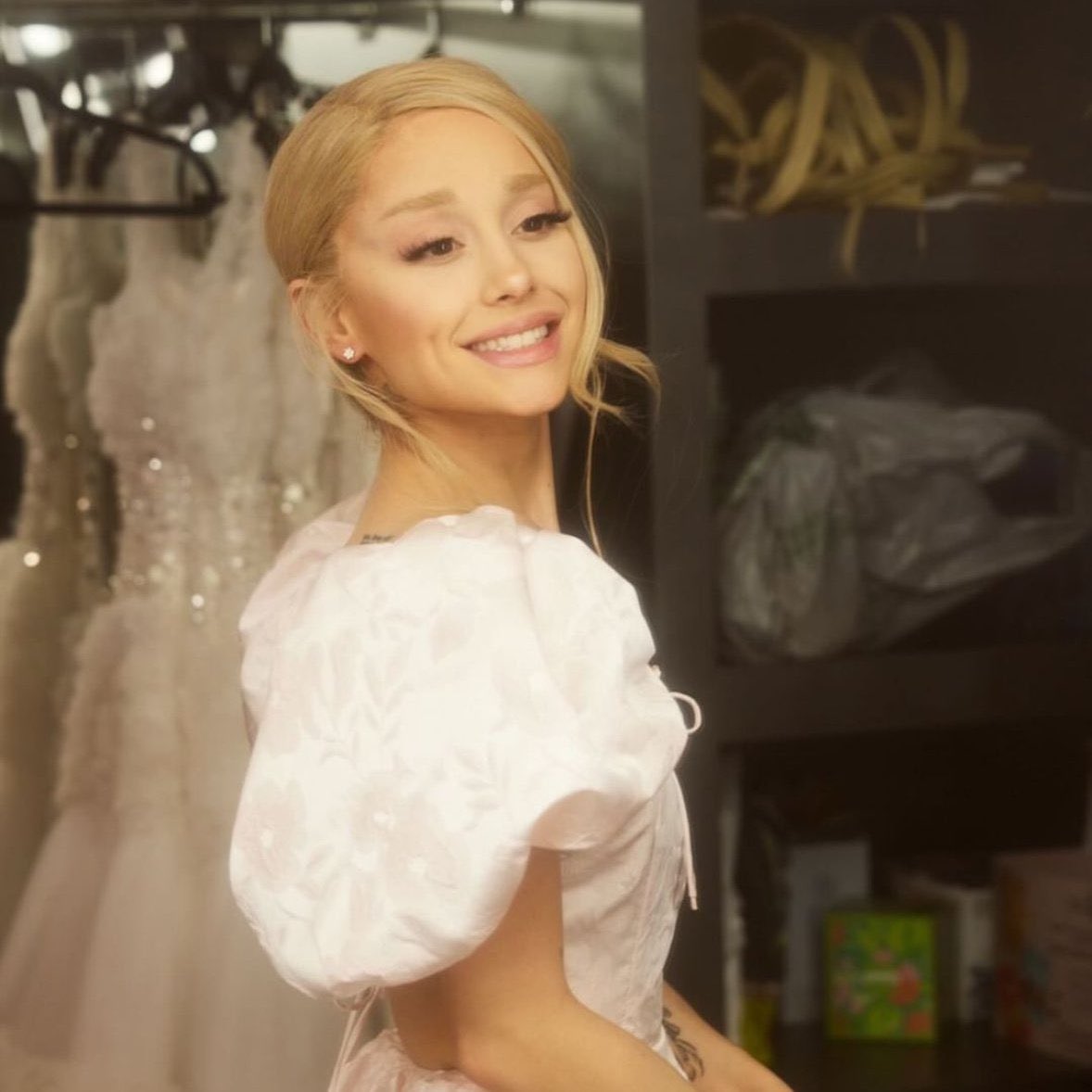 AGrandeSP's tweet image. Ariana Grande se convierte en la primera artista femenina en tener dos álbumes con más de una canción que ha logrado debutar en el número 1 del Billboard Hot 100.