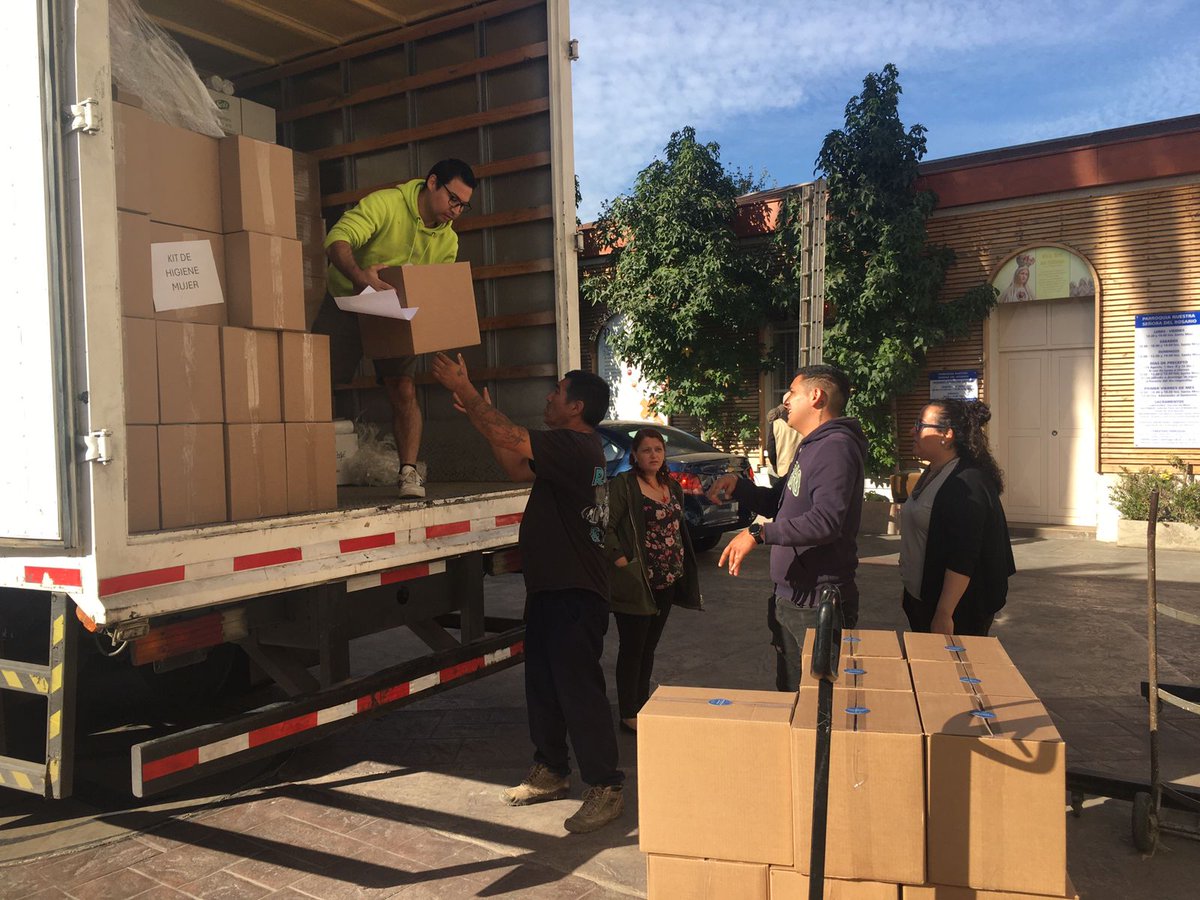 Este lunes lo iniciamos con una nueva entrega de 1.028 kits a organizaciones que son parte de la red de Movidos x Chile, en el marco de la campaña #JuntosChileSeLevanta
Muchas gracias por trabajar de forma colaborativa en esta emergencia!