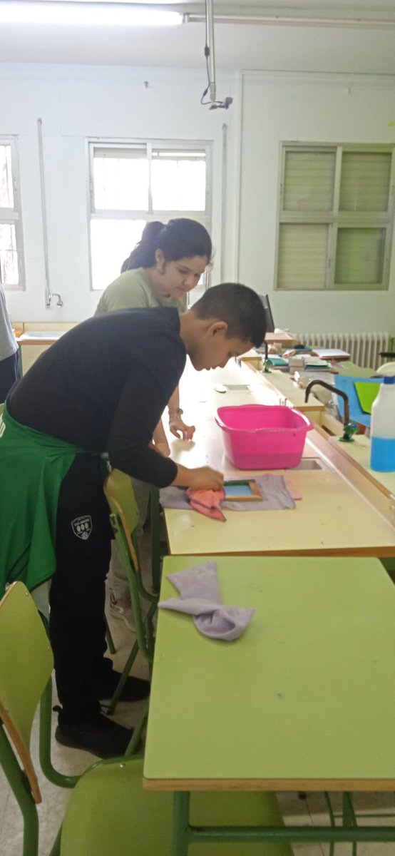 IesMMolina's tweet photo. Comenzamos en 2° de ESO el proyecto Tabla Periodica, este curso la haremos con papel reciclado de colores. Además, el inicio del proyecto ha coincidido con la visita de alumnos turcos y han podido participar y disfrutar de esta actividad. 😀 https://t.co/qCoAxiEEW9