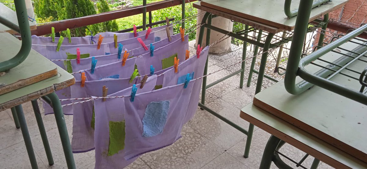 IesMMolina's tweet photo. Comenzamos en 2° de ESO el proyecto Tabla Periodica, este curso la haremos con papel reciclado de colores. Además, el inicio del proyecto ha coincidido con la visita de alumnos turcos y han podido participar y disfrutar de esta actividad. 😀 https://t.co/qCoAxiEEW9