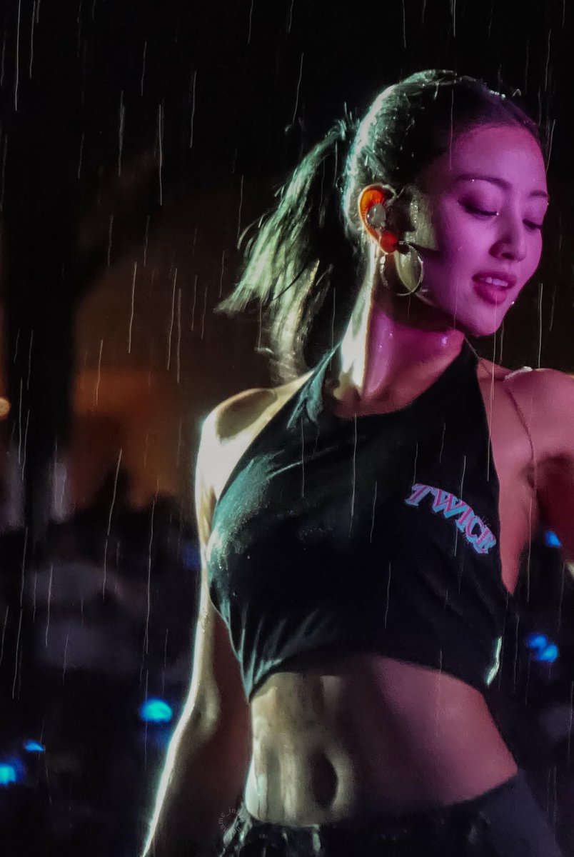 iconic jihyo moments from the ready to be tour

— a thread 🧡