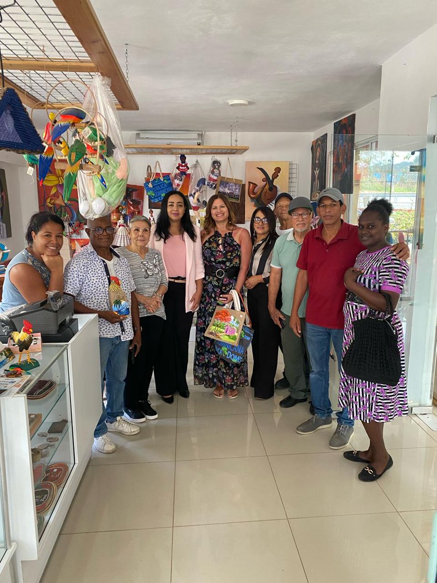 araujo_cristal's tweet photo. Misión de la @USAID (Agencia de los Estados Unidos para el Desarrollo Internacional) gira una visita exploratoria a los artesanos y pintores que desarrollan sus actividades productivas en la Plaza Artesanal de San Cristóbal.
#USAID
#UNAASANCS
#ComercioSolidario
#ProArtesaniaRD https://t.co/hxeDL8kK1H