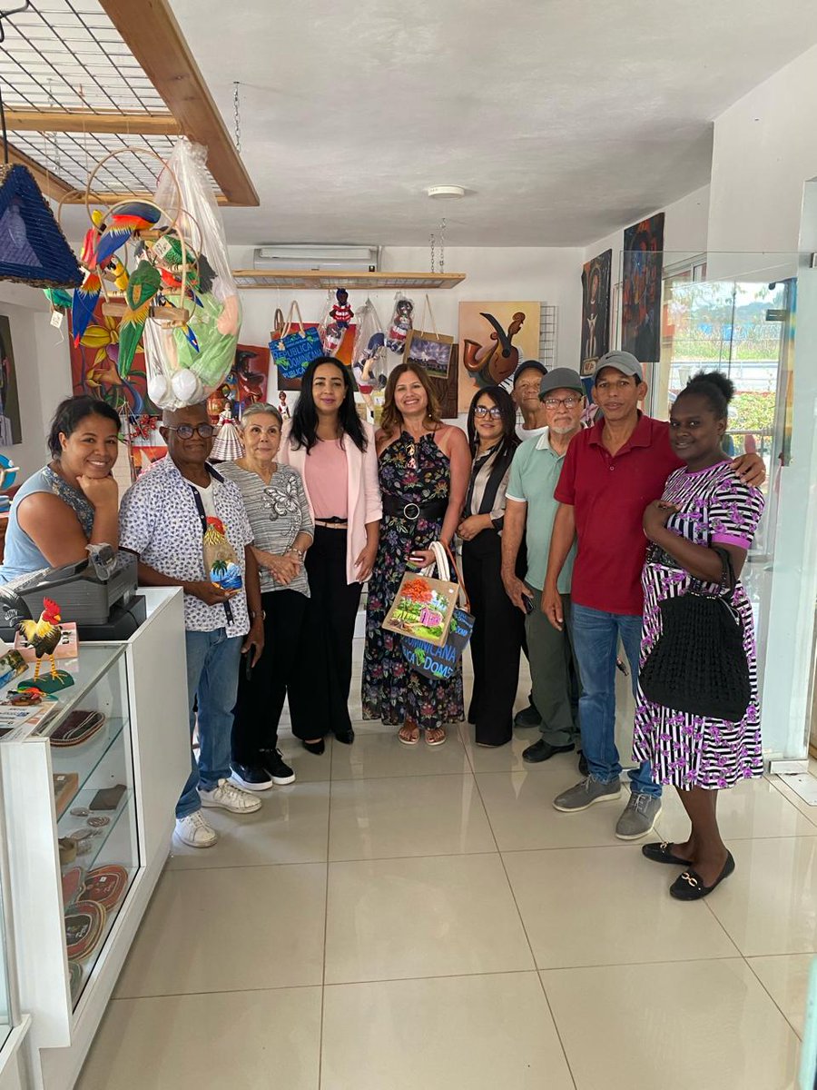 Misión de la @USAID (Agencia de los Estados Unidos para el Desarrollo Internacional) gira una visita exploratoria a los artesanos y pintores que desarrollan sus actividades productivas en la Plaza Artesanal de San Cristóbal. #USAID #UNAASANCS #ComercioSolidario #ProArtesaniaRD