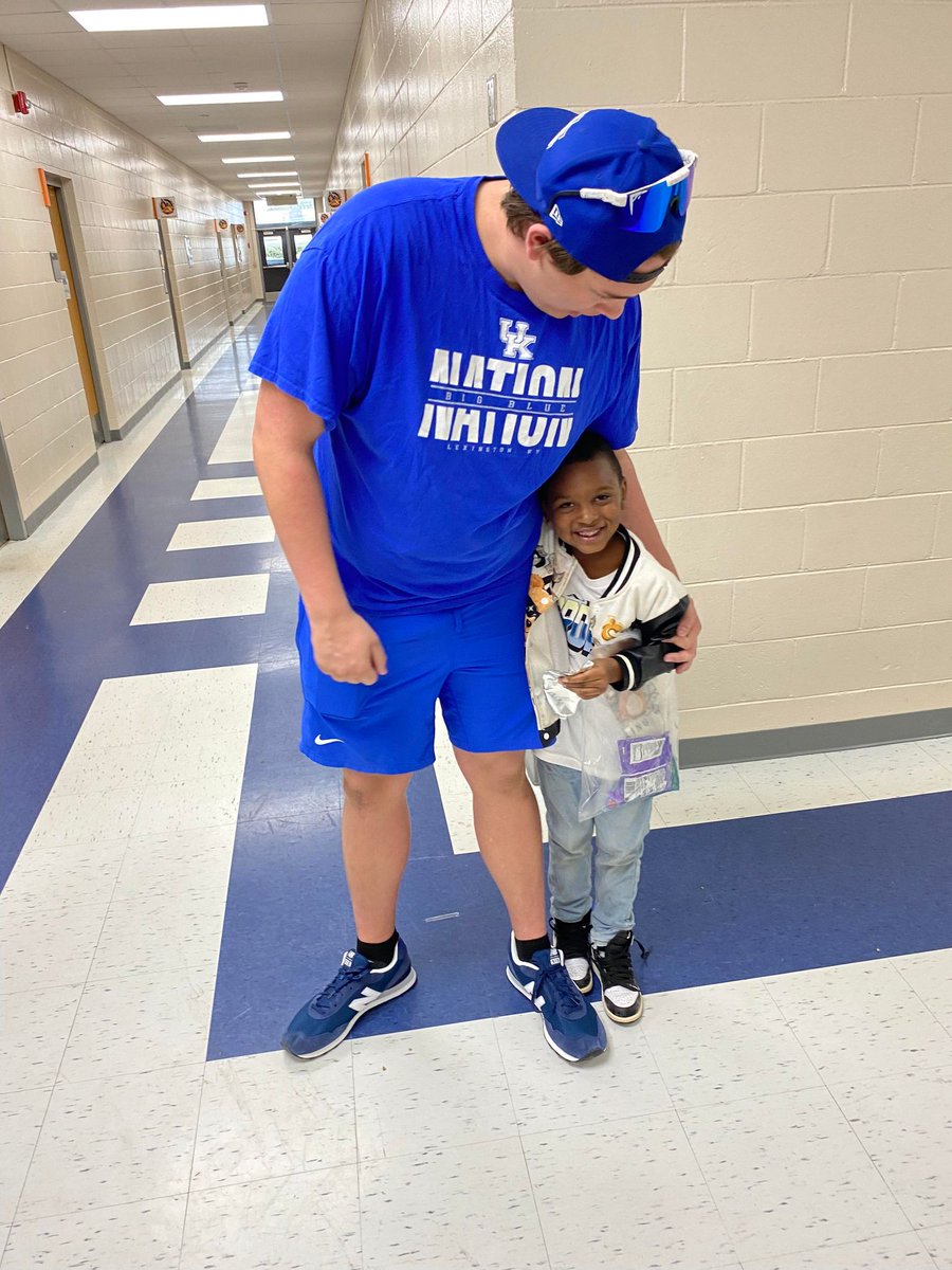 KyleMixon9's tweet photo. During Spring Break last week, I stopped by Miller Elementary to read to Mrs. Mixon's (Mom's) Pre-K class @UKFootball @N_H_S_Football https://t.co/8SWrzqk5xk