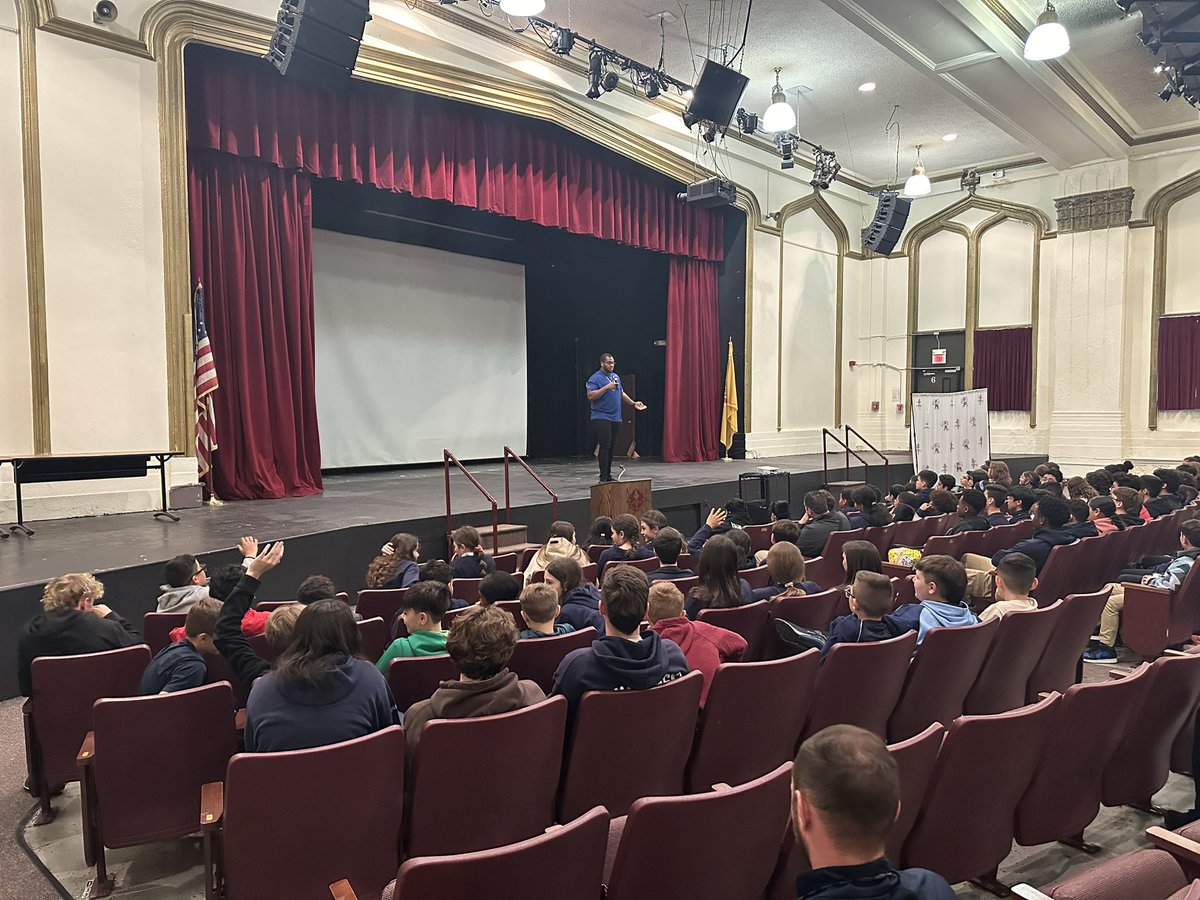 THANK YOU TO NY GIANTS OFFENSIVE TACKLE MR EVAN NEAL FOR STOPPING BY BHS TO SPEAK WITH OUR GIFTED AN TALENTED PROGRAM STUDENTS THIS AM! #Gobees @BayonneBOE @Giants @FootballBayonne @DavisForBayonne @HudCoTweet @KenKopacz @Bayonne_OEM @CityofBayonne @BHSbeesbaseball