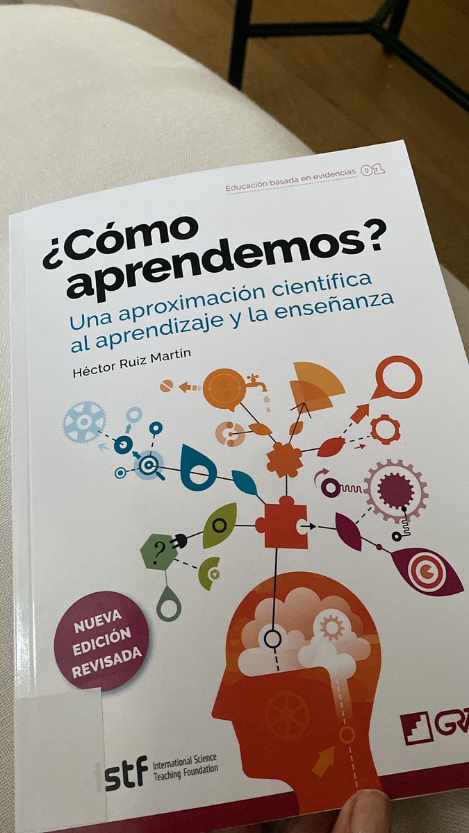 NGonGil's tweet photo. 📚La biblioteca📚de @cepcastilleja esta llena de títulos tan interesantes como este de @hruizmartin que he empezado a leer hoy y que pienso llevarme en vacaciones 🧠 👩🏻‍🏫 #lecturasdocentes https://t.co/Q6iqKm9wnf