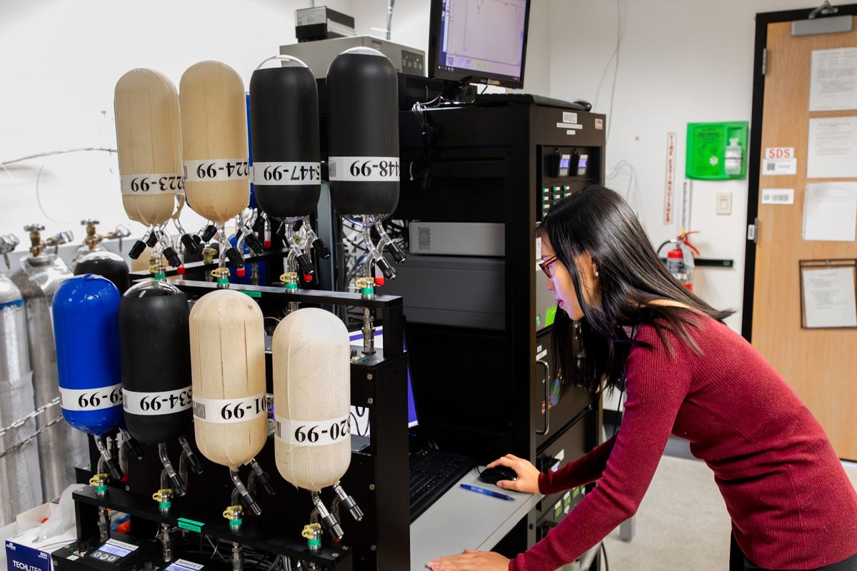 NOAAClimate's tweet photo. Meet Dr. Xin Lan, a carbon cycle scientist with NOAA Global Monitoring Laboratory. Dr. Lan is the lead scientist responsible for NOAA’s Global Cooperative Greenhouse Gas Measurement Program.
https://t.co/oIXSMq4N3k

#WomenofNOAA #WomensHistoryMonth https://t.co/mfzhAFanDF
