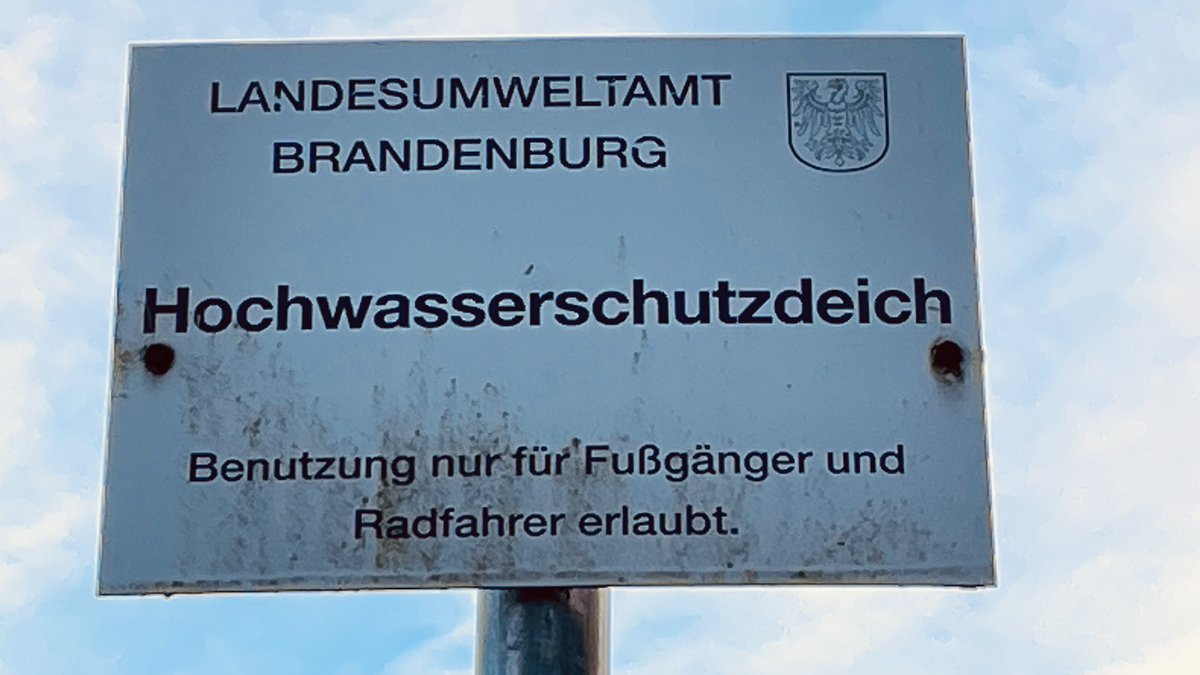 bikertrax's tweet photo. Liebe @polizeiberlin könnt ihr mir bitte sagen bis wo man bei diesem Schild mit einem KFZ fahren darf? Bis zum Schild oder?? https://t.co/lGKBqjaUm1