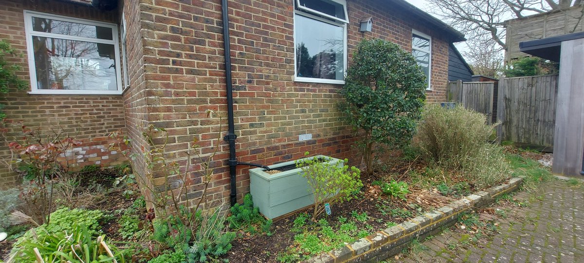 Another productive day installing SuDS rainbox planters in the Nevill community in Lewes 👷‍♀️💪👷 These clever pond-lined boxes collect rooftop run-off, slow stormwater reaching the drains, reduce flood risk & when planted up, benefit biodiversity 🌧 🌼🐝 Thanks to @LewesDC!