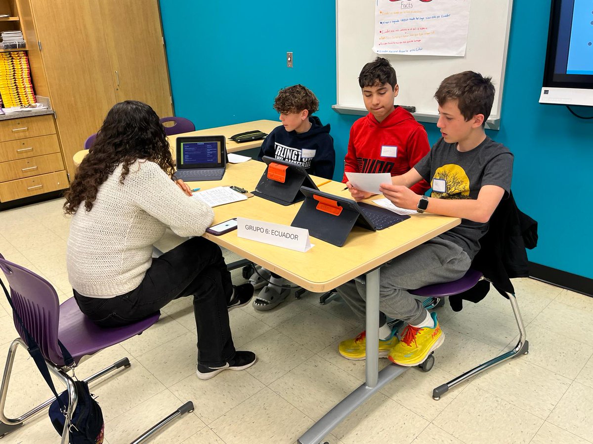 APSGunston's tweet image. Students from Spanish 2 gave a presentation to parents on the topic &quot;NOS VAMOS DE VIAJE...&quot; (WE&apos;RE GOING ON A TRIP...). What a great opportunity to practice Spanish! Gracias Sra. Lizarazo🌟 #SpanishLearning #LanguageSkills @CRJEducation @APSVirginia @APSLanguages