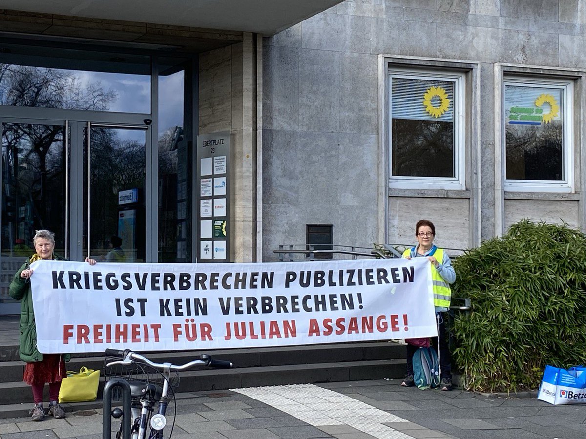 Am Tag der politischen Gefangenen, vor dem Kölner Parteibüro der Grünen in Köln. Grüße an die Außenministerin! #FreeAssangeNOW