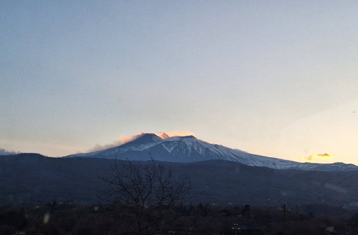 Another year back in Sicilly for the Geography second year. Today, visiting Etna (beautiful and smoky) to learn about volcanos y lavas. Finish the day in Pietradolce vineyard tasting wine produced in Etna and other local specialities. @RHULGeography @CQRRHUL