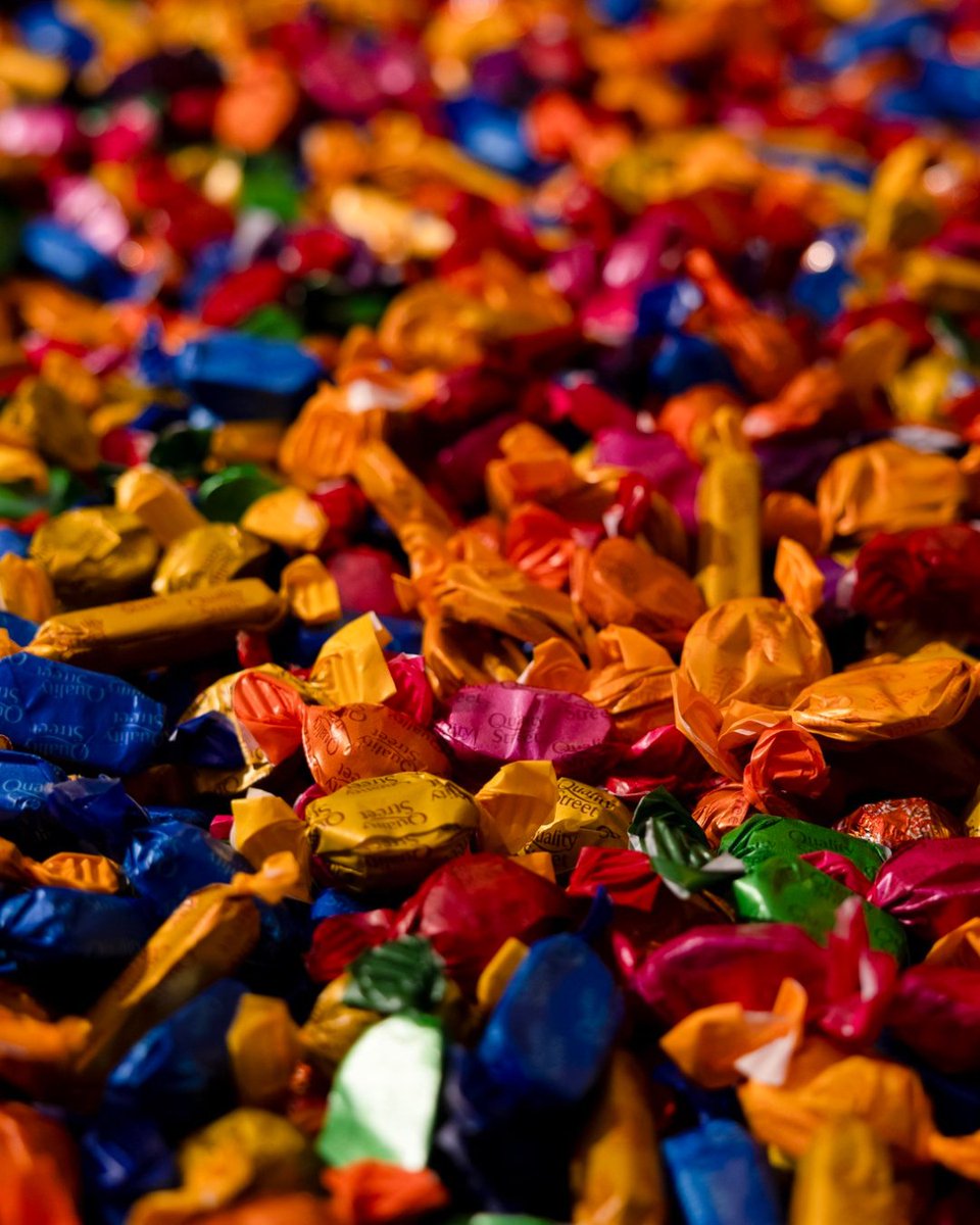 This #GlobalRecyclingDay we are celebrating that our Quality Street sweets have transitioned to recyclable FSC-certified paper packaging! ♻️ Thank you for joining us on our sustainability journey and helping us to remove c2 billion wrappers from our packs. 🌎