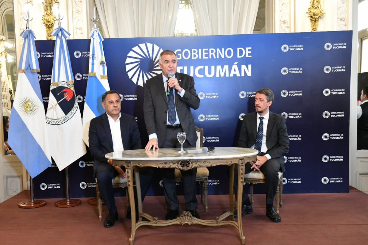 AlbarracinDif's tweet photo. 🛠️ | Esta mañana en el Salón  Blanco, acompañamos al Gobernador, @OsvaldoJaldo; al interventor de @Ipacym, @ReginoRacedo, y al Ministro de Gobierno @amado_regino en la entrega de matrículas constitutivas provinciales a 30 nuevas cooperativas de la capital y del interior. https://t.co/dicFCPbm0Q