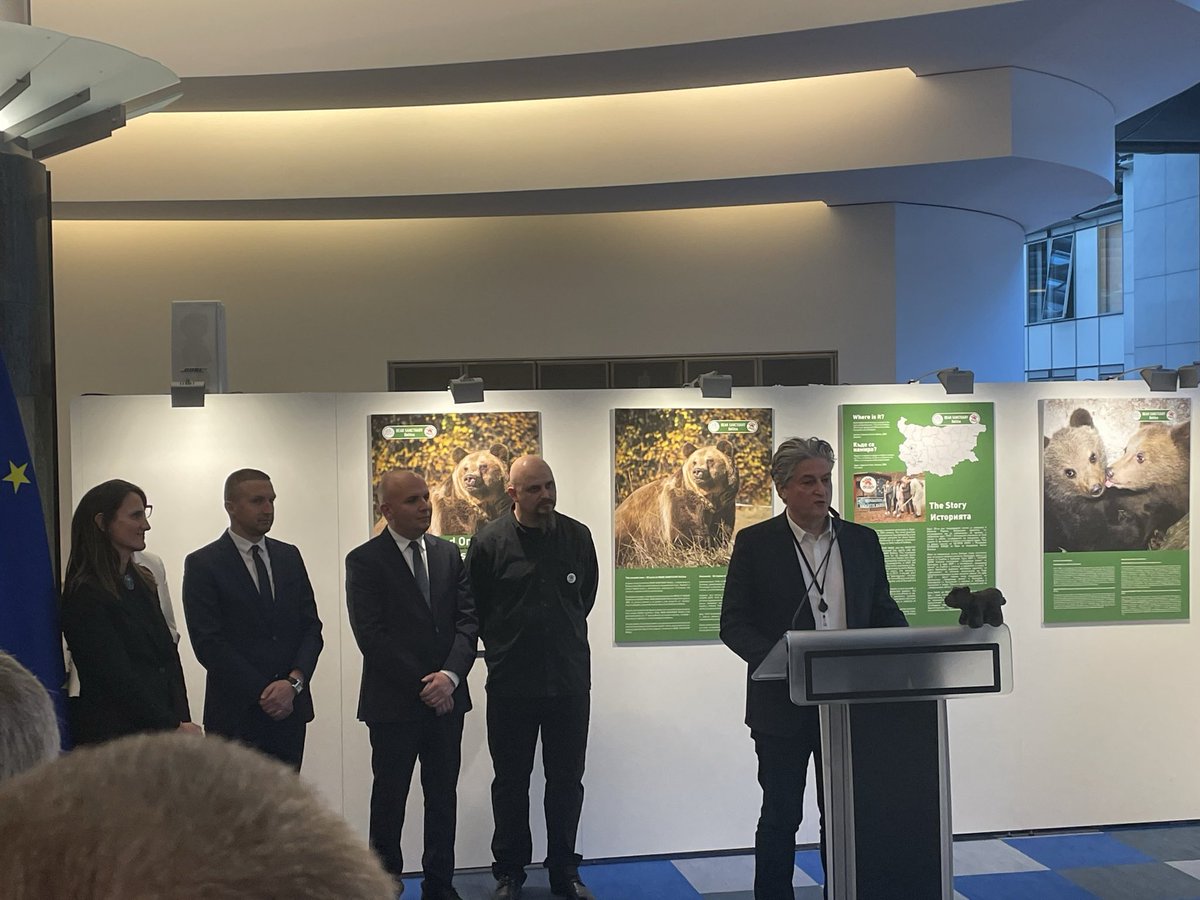 Au Parlement, j'étais avec @FBB_PorteParole et @fourpawsint à l'exposition sur le sanctuaire pour ours bruns secourus à Belitsa en Bulgarie. La plupart des ours sont d'anciens 'ours dansants', une pratique cruelle abolie dans les années 2000... Bravo pour cette success story !