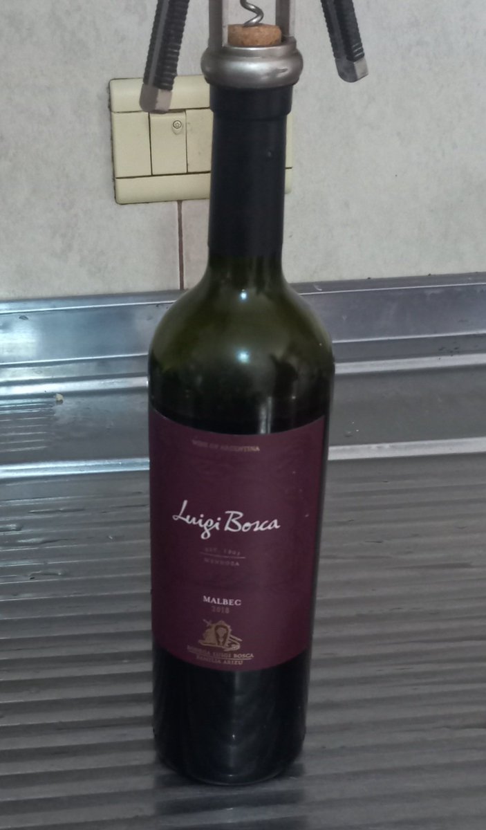 MateSturla_ok's tweet photo. Le agarre este vino a mi viejo para ponerle a la salsa, quedara bien? https://t.co/wtkcQcNZAh