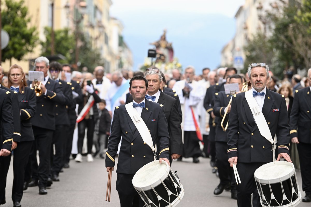 🙏🏻 Les traditionnelles célébrations liées à la Madunnuccia s'achèvent à #Ajaccio... Les fidèles ont une nouvelle fois manifesté leur ferveur à travers les rues de la ville.