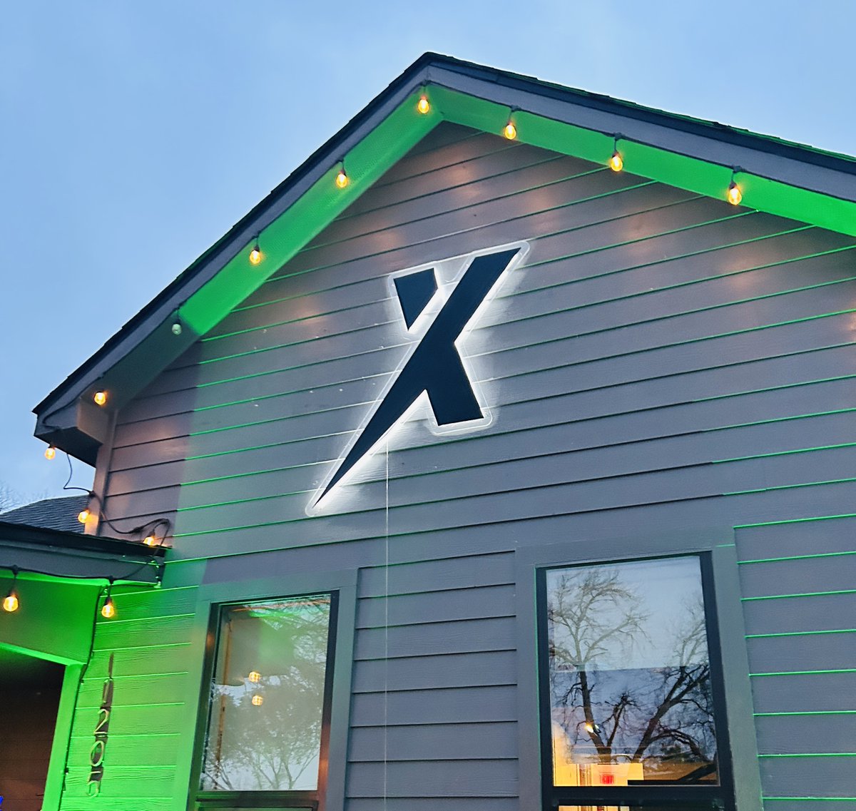 SamyallDavis's tweet photo. @energyx Had a fantastic time at the @EnergyX event at the Lithium Lounge! 🔋 Learned so much about the latest in #lithium tech and energy innovation. Excited for what's on the horizon! Thanks for the insightful discussions. https://t.co/fu95KBAzP2