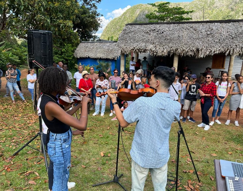 Con el apoyo de los #CDRCuba y otras entidades, en Villa Café Nostalgia, Viñales, Elain Morales ofreció un hermoso concierto para la comunidad, abogando por la protección del medio ambiente. #Cuba #UnidosXCuba