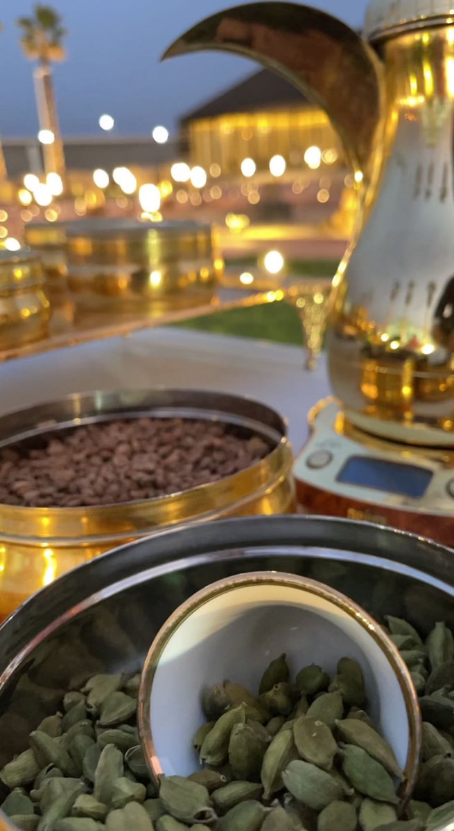 أحبّه و أحبّ ازعله و أحبّ رضاه
دفا عمري و ترويق بالي و تفكيره

لو اني اذوق المرّ منه اقول الله
عذابٍ معاه ولا سعاده مع غيره♥️..!