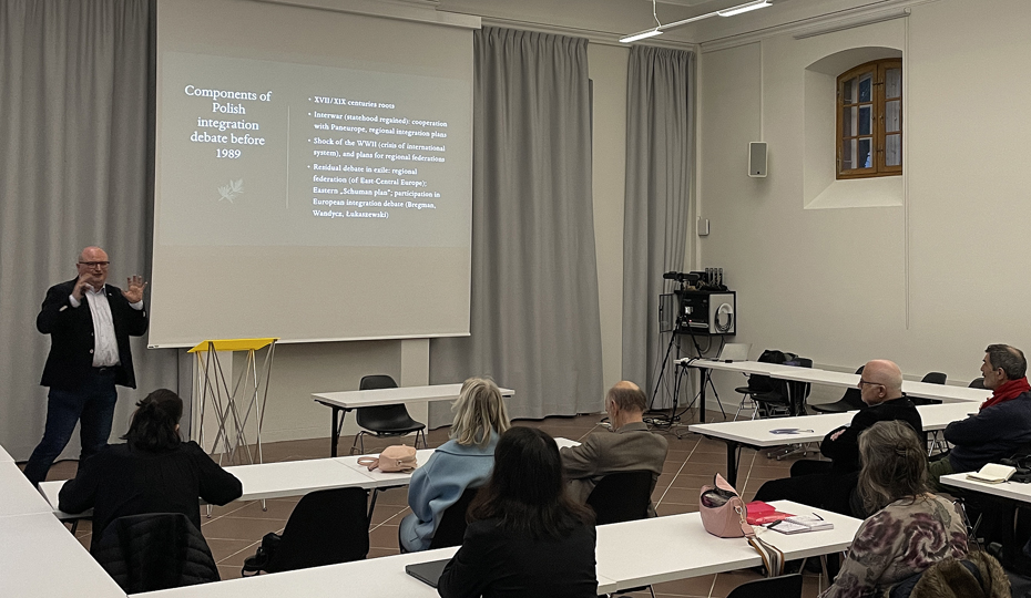 What is the history of narratives surrounding Europe in former post-communist states like Poland and Ukraine? Prof. Sławomir Łukasiewicz @KUL_Lublin addressed this question in his evening lecture. Read more about the event: ➡️europa.unibas.ch/de/newsdetails…