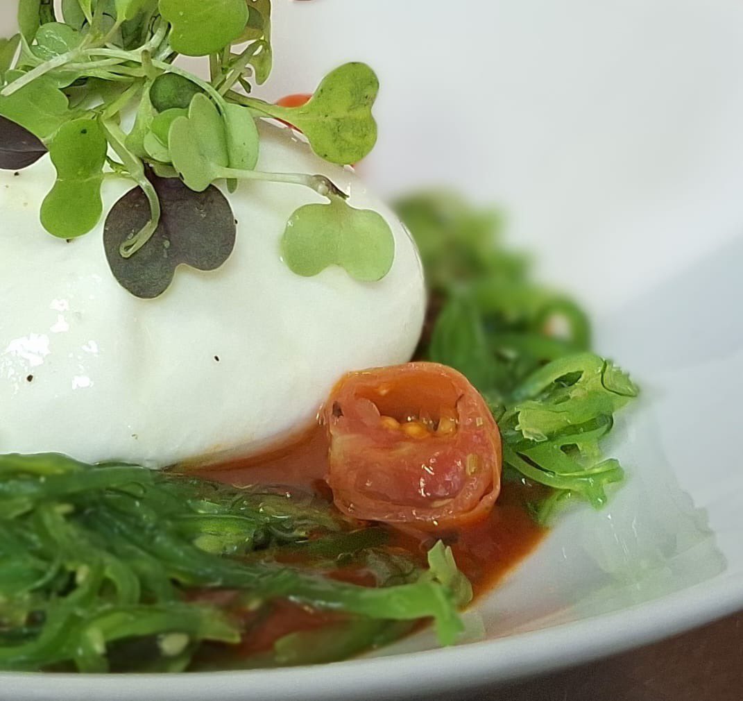 ¡Descubre una vida más saludable con nuestra deliciosa Burrata Wakame!
Con un toque fresco, esta combinación de alga wakame, bacon ahumado, cherries y ketchup casero te hará sentir en armonía con tu cuerpo. 
¡Atrévete a probarla y da un paso más hacia una vida más equilibrada!