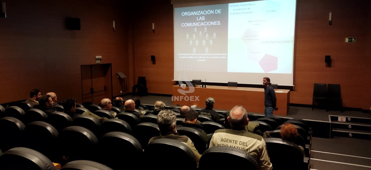 INFOEX (@planinfoex) on Twitter photo 📷 Imágenes de la décima y penúltima Jornada de medios aéreos para mandos intermedios. Con la de mañana, todos los AMN de <a href="/Junta_Ex/">Junta de Extremadura</a> habrán recibido esta formación tan necesaria para trabajar en #IIFF. Todo ello, gracias al Equipo de Coordinación de MMAA de nuestro dispositivo. 👏 📷 Imágenes de la décima y penúltima Jornada de medios aéreos para mandos intermedios. Con la de mañana, todos los AMN de <a href="/Junta_Ex/">Junta de Extremadura</a> habrán recibido esta formación tan necesaria para trabajar en #IIFF. Todo ello, gracias al Equipo de Coordinación de MMAA de nuestro dispositivo. 👏