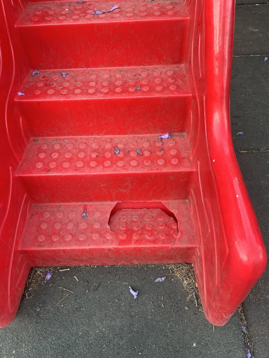 diego_lun's tweet photo. @AccionesBJ dónde podemos reportar para que nos ayuden a reparar columpios y escaleras en juegos del parque Esparza oteo en la Nápoles? Gracias https://t.co/PxDUZAdzUX