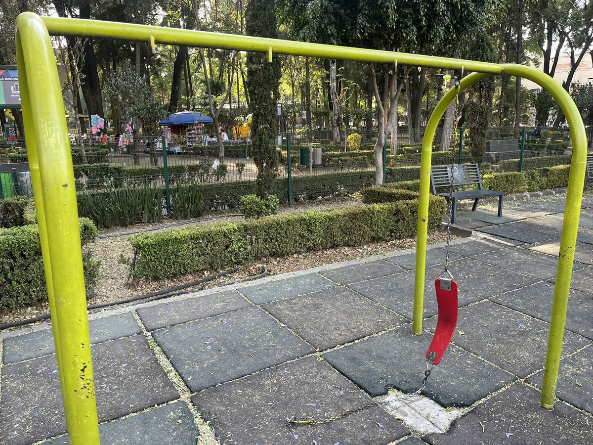 diego_lun's tweet photo. @AccionesBJ dónde podemos reportar para que nos ayuden a reparar columpios y escaleras en juegos del parque Esparza oteo en la Nápoles? Gracias https://t.co/PxDUZAdzUX