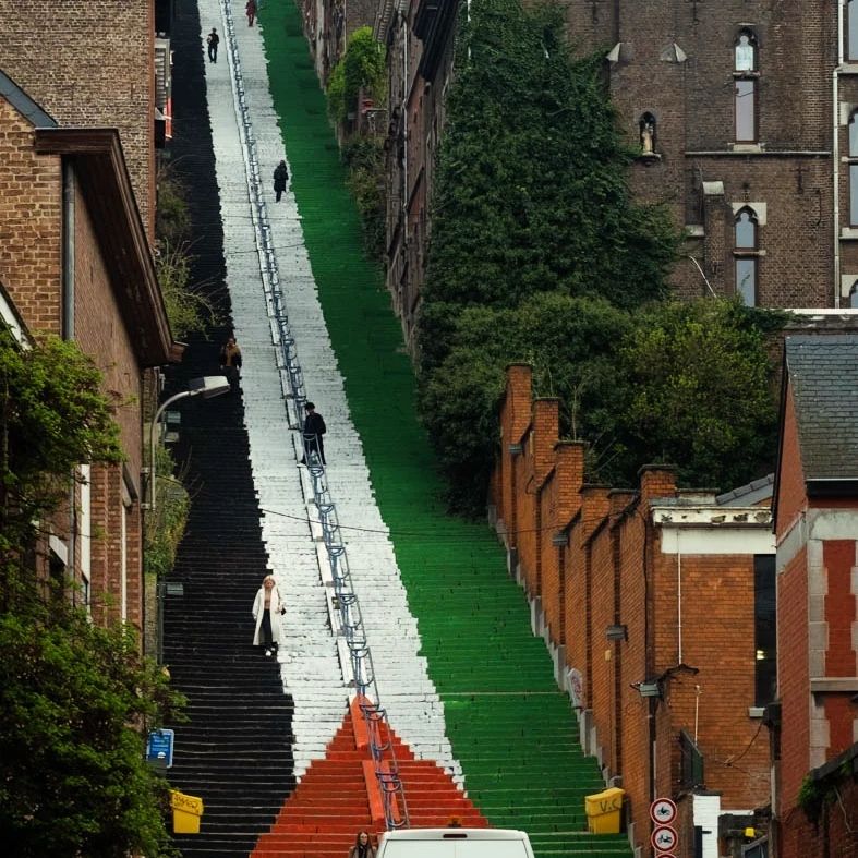 misra_amaresh's tweet photo. कल रात, actvists के एक समूह ने #Belgium के Liège शहर में प्रसिद्ध Bueren steps (सीढ़ियों) को #Palestinian ध्वज से रंग दिया। 

यह activism #France और Belgium में इसी तरह की कार्रवाइयों का अनुसरण करता है, जिनका उद्देश्य #फिलिस्तीनी लोगों के साथ Liège की एकजुटता दिखाना है। 

Liège शहर ने #Israel से अप्रैल 2023 में सभी संबंध तोड़ दिए। 

Liège, Wallonia क्षेत्र का एक शहर है, जिसने पिछले महीने की शुरुआत में Israel को हथियारों का निर्यात रद्द कर दिया था। इसके अलावा, बेल्जियम ने UNRWA फंडिंग को निलंबित करने से इनकार कर दिया है। 

Liège के प्रमुख ट्रेड यूनियनों ने अक्टूबर 2023 के अंत से Israel को हथियारों के निर्यात से इनकार कर दिया है। Liège activist समूह ने कहा कि उनका उद्देश्य फिलिस्तीनी लोगों की मांगों का समर्थन करना है: स्थायी युद्धविराम और #Gaza से #IDF की पूर्ण वापसी। इसके बाद de-colonization, Israel द्वारा Palestine को मुआवजा देना आदि! 

#FreePalestine
