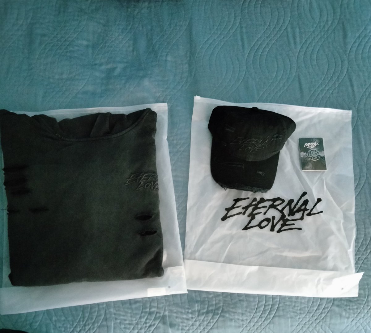 ThatGuyNobody1's tweet photo. First time ever ordering merch and it looks great :D

#thegroupchatpodcast #softwilly https://t.co/XJkDin4Mev