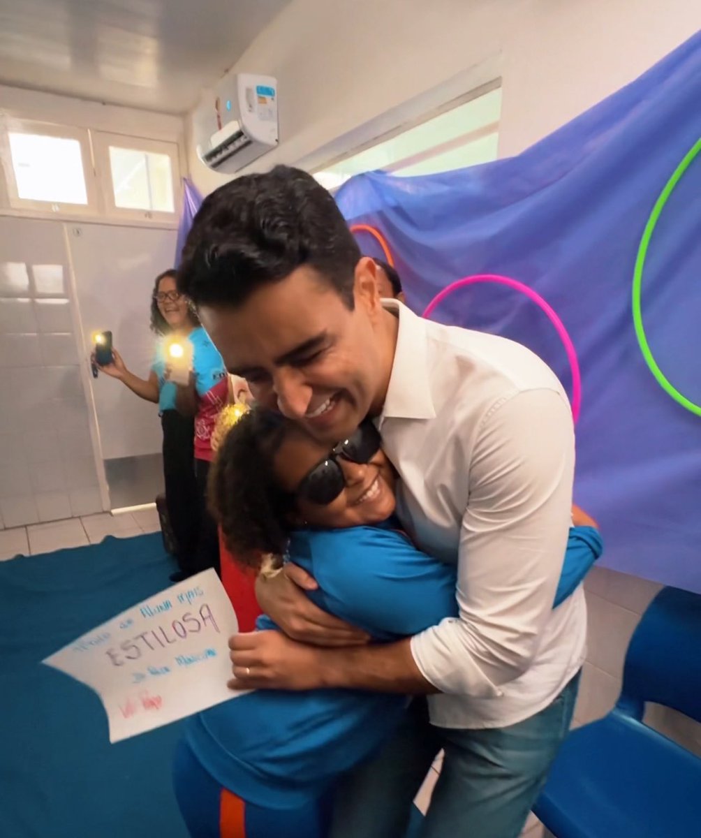 marinacfig's tweet photo. Vocês lembram da Israelle, a menina que escreveu uma carta se posicionando contra o bullying que sofreu? Agora ela é
SIMPLESMENTE a garota propaganda da PREFS ✨😎😎 https://t.co/Cqibl1XvWh