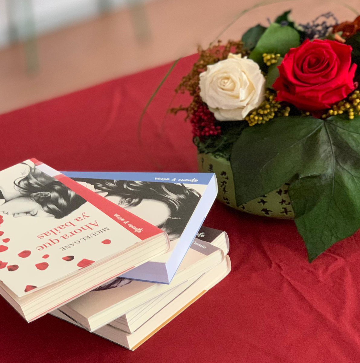 ies_condesaeylo's tweet photo. Hoy nos ha visitado el autor @miguelgane para presentarnos su  poesía y nos ha hablado acerca de la relación que esta tiene con las experiencias vividas… Gracias, Miguel #LecturaInfinita @librolecturagob https://t.co/Q6DkLuKLhx
