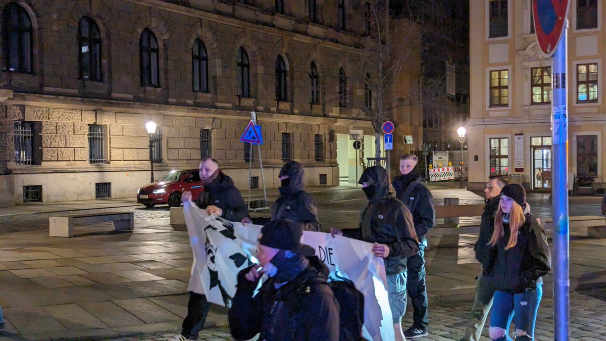 stadtkindd's tweet photo. @PolizeiSachsen macht ihr heute noch euren Job? #DD1803 https://t.co/i0JXB0OmFg