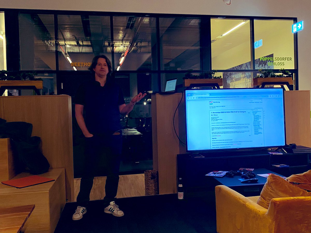 WebmontagBonn's tweet photo. Heute ist Tim Bonnemann -der Gründer des @webmontag s - bei uns in #Bonn. 
#wmbn https://t.co/2Oab5nzDeK