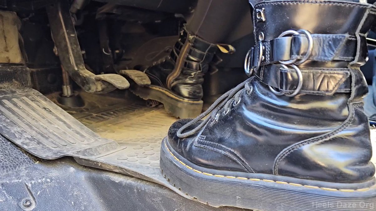 DazeOrg's tweet photo. #clips4sale https://t.co/h5aeKK19GS
#rev #revving #driving #renaultmaster #vanrevving #renaultrevving #manualcar #diesel #boots #docs #drmartens #docmartens #martens #leatherboots #Platformboots #ruggesoles #shoeplay #fetish #ankleboots #c4s https://t.co/jdL747Ue2F