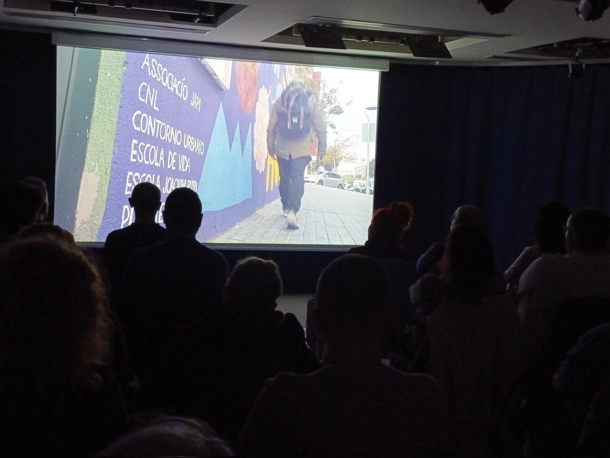 torrebarrinalh's tweet photo. 🎥 Un #SpoilerLH amb molt #TalentLH i solidaritat ‼️
👉🏼 "Veus migrants" producció del @CELHOSPI, dirigida per Martha Cedeño, alumne del taller #ProductoraLAB de #TorreBarrina, i Javier Requena.
📢 Testimoniatges en majúscules.
🧵Fil #SpoilerLH https://t.co/DtAPt2axxb