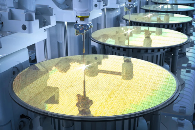 karengaross's tweet photo. Intel will be the first foundry to offer backside power delivery which is a huge deal for customers seeking high-performance, power-efficient chips. #IAmIntel https://t.co/YqCb5WeIc7 https://t.co/eWXdqJvrNG