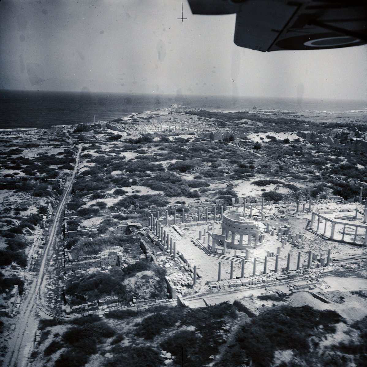 Flying over Lepcis Magna with the market in the foreground, 1949. D5/13/5/25 from the BILNAS archive’s Kathleen Kenyon and John Ward-Perkins papers, housed at @ArchAncHistLeic