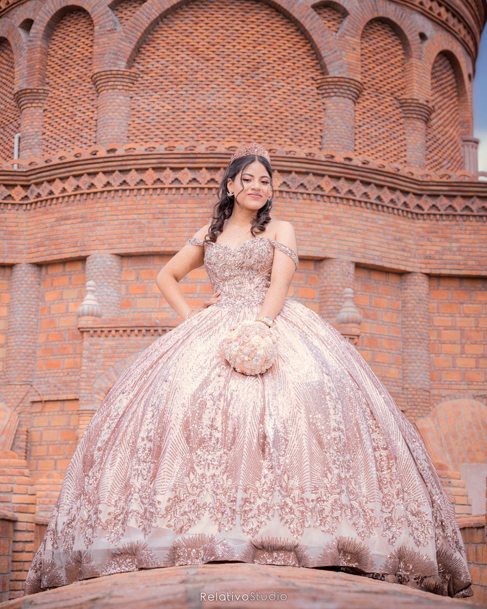 RelativoStudio's tweet photo. Quinceañera en el "Palacio de los espíritus" 📷 Tequila corralejo https://t.co/C8M96peS5O