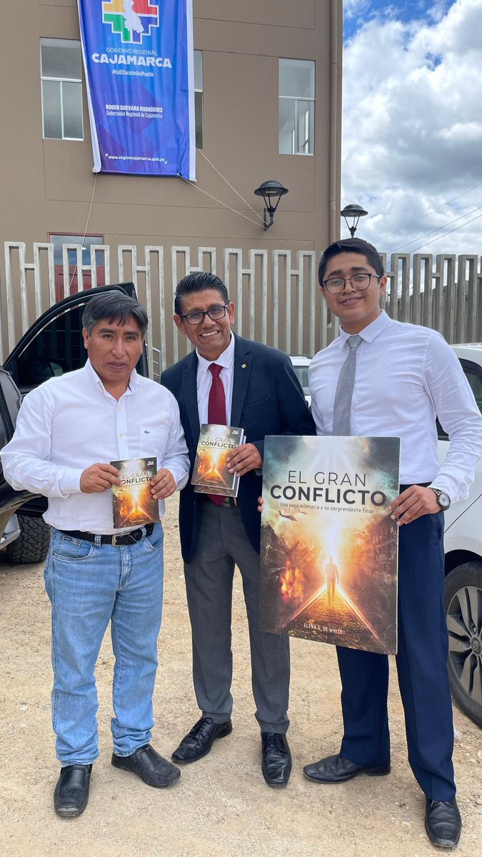 📍En Cajamarca se realizó la entrega del libro 📕 misionero #ElGranConflicto a principales autoridades de la ciudad en el marco de la campaña #PerúSíLee 🇵🇪.