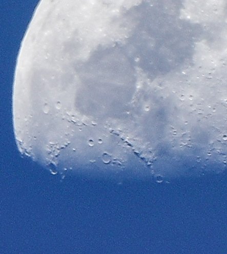 jonesy1007's tweet photo. Monday evening's moon, 66% lit in blue evening sky.
Anyone else see a face of a seal (around Archimedes) on the moon or am I looking too hard 😂 #itsbeenalongday #clairobscur #MoonHour @MoonHourSocial @SkyCalPro https://t.co/EhXMb1kcTU