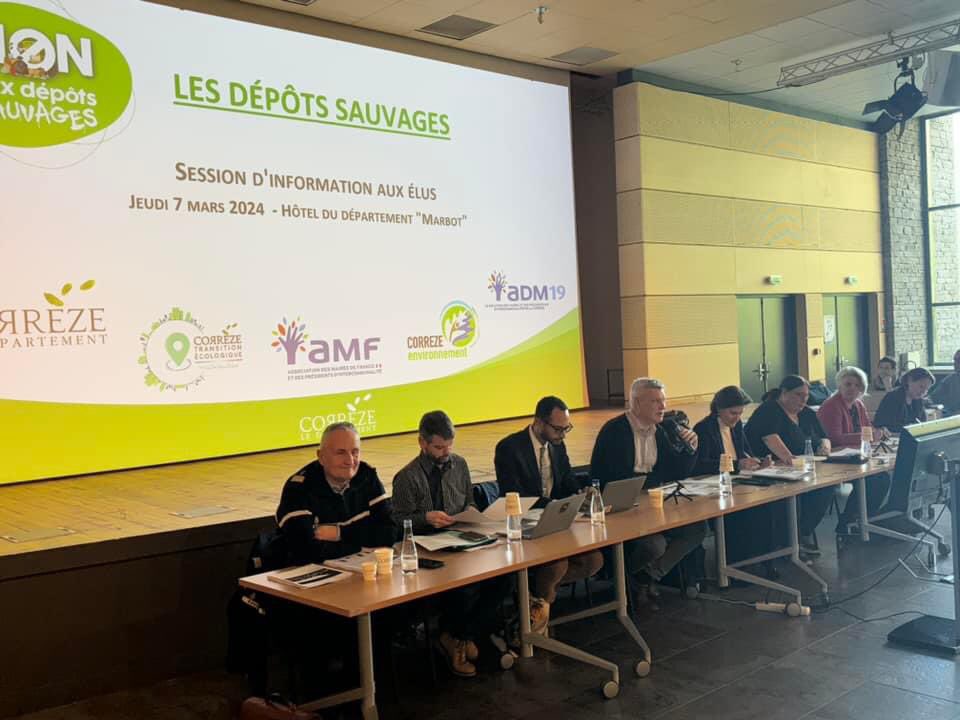 ProcureurTulle's tweet photo. [07/03/24] 
Session de formation des élus à la lutte contre les dépôts sauvages avec @Departement19 @Gendarmerie @l_amf ⚖️

📕 Rappel des pouvoirs de police des maires 
🚷 Présentation de la peine de stage citoyenneté environnemental 
👮🏻‍♂️ Focus sur les TIG / TNR ♻️
#Environnement https://t.co/7dqtbdU5zJ