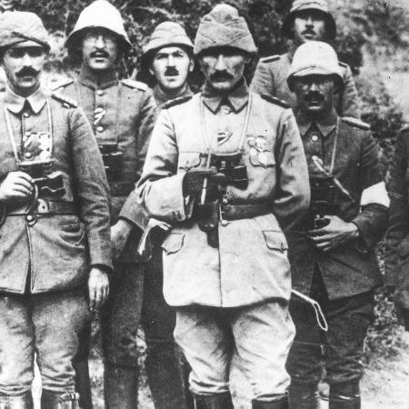 lordsinov's tweet photo. Mustafa Kemal'in Çanakkale Savaşı sırasında verdiği, cephede yaşanan cehennemi gözler önüne seren bazı emirleri derledim.

Mehmet Akif, Çanakkale için "Gömelim gel seni tarihe desem, sığmazsın" derken hiç abartmıyordu. https://t.co/eNF6hVAB8m