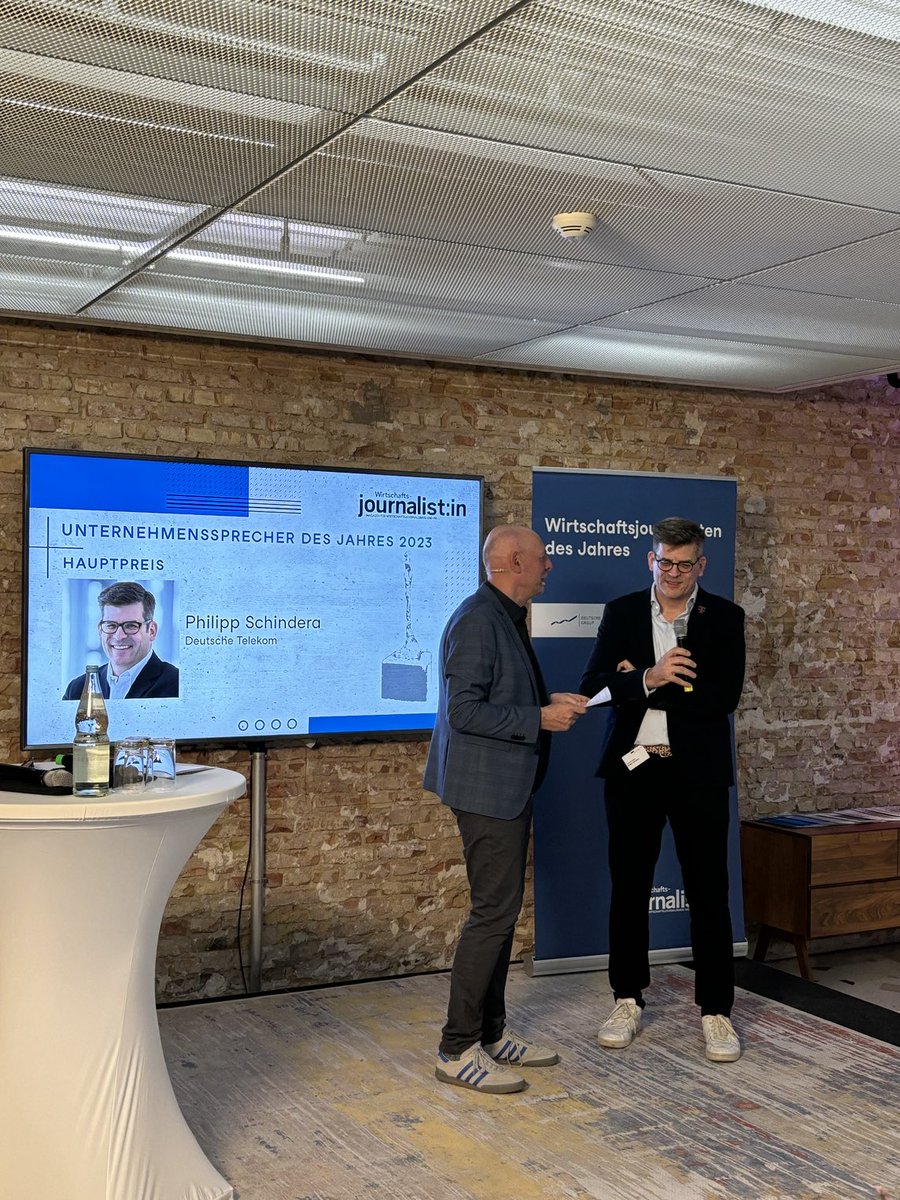 Stephan Broszio (@stbrosziodt) on Twitter photo Unternehmenssprecher des Jahres 2023 <a href="/schindera/">Philipp Schindera</a> <a href="/deutschetelekom/">Deutsche Telekom</a> #Wirtschaftsjournalist:in Unternehmenssprecher des Jahres 2023 <a href="/schindera/">Philipp Schindera</a> <a href="/deutschetelekom/">Deutsche Telekom</a> #Wirtschaftsjournalist:in