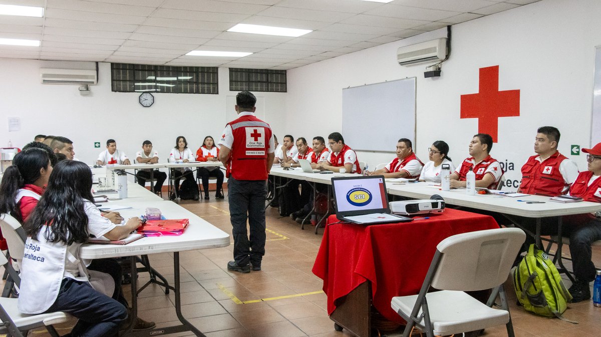 Yesterday, @CRGuatemalteca teams taught basic life support to their teams so they can be prepared to help those in need. 

Keep up the great work, #CruzRojaGT! 👏