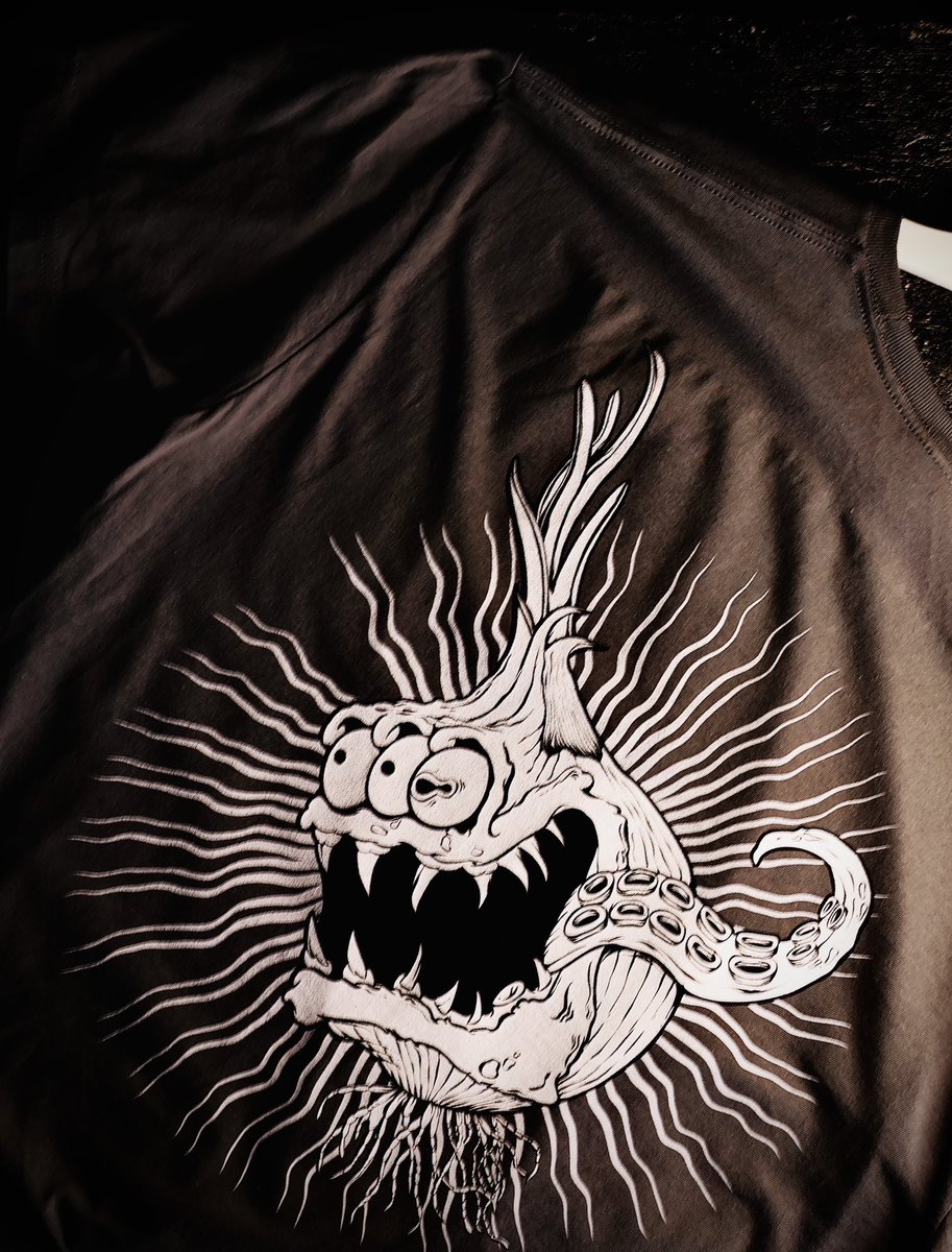 chefe818's tweet photo. My Hungry Onion finally arrived! It’s so big!!! Check it out @  https://t.co/H6cw7RXfTu

#chef #chefart #lowbrow #onion #foodart #shirt https://t.co/HY4hJSApd4